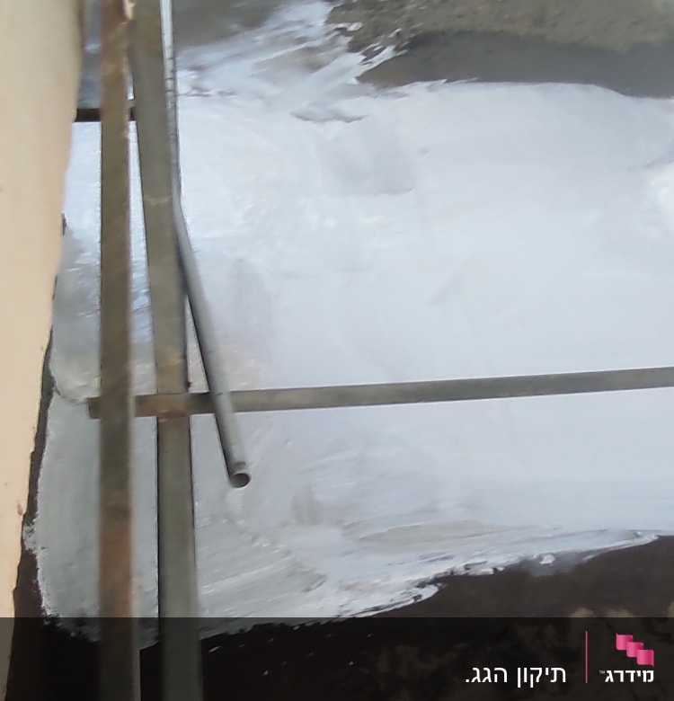 גג עם שכבת צבע לבן ויחידת מיזוג אוויר